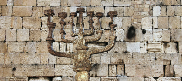 Les différentes formes et significations de chandeliers juifs